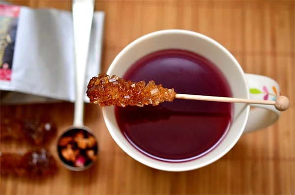 夏にハチドリを助ける7つの方法：餌台と水で簡単に実践できるコツ